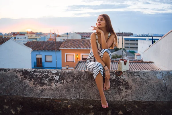 Jovem elegante mulher descalça posando na rua . — Fotografia de Stock