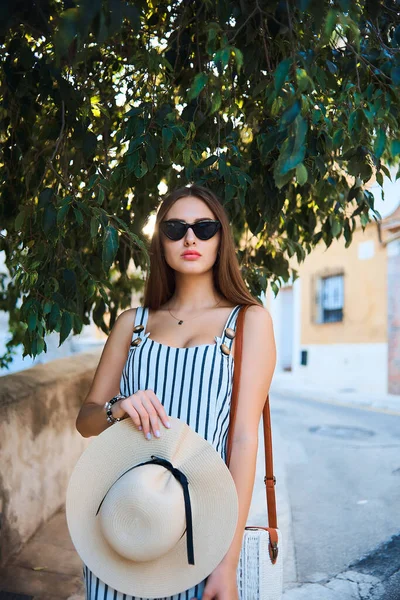 Retrato de moda de jovem mulher elegante andando na rua . — Fotografia de Stock