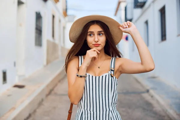 Portrait de jeune femme élégante en chapeau de paille marchant dans les rues étroites de la vieille ville . — Photo