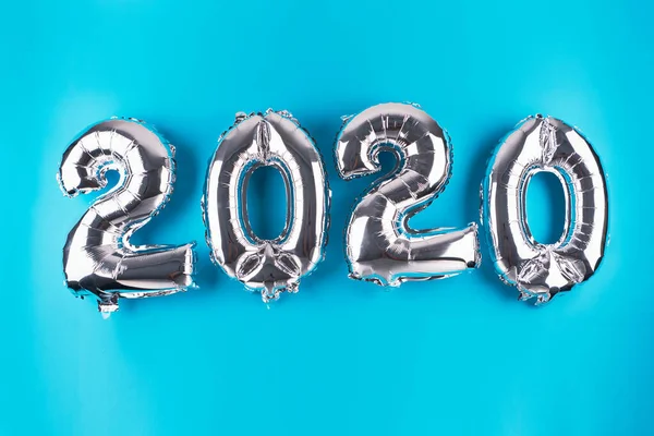 Srebrny Kolor 2020 Nowy Rok Balony Izolowane Biało Święta Koncepcja — Zdjęcie stockowe
