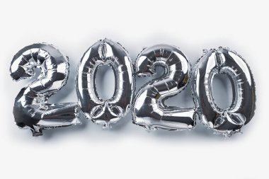Gümüş renkli 2020 yeni yıl balonu beyaza izole edilmiş. Tatiller ve Noel konsepti. Üst Manzara. Boşluğu kopyala