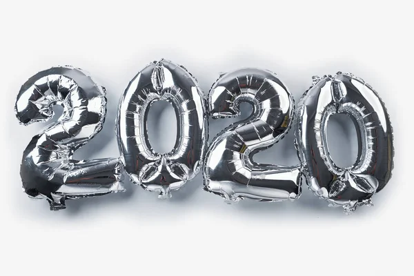 Gümüş renkli 2020 yeni yıl balonu beyaza izole edilmiş. Tatiller ve Noel konsepti. Üst Manzara. Boşluğu kopyala