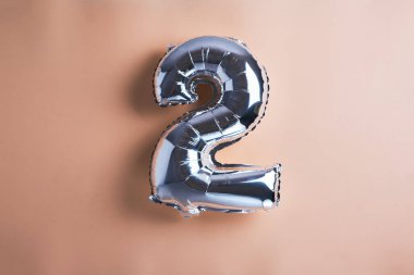 Gümüş renkli 2020 yeni yıl balonu beyaza izole edilmiş. Tatiller ve Noel konsepti. Üst Manzara. Boşluğu kopyala