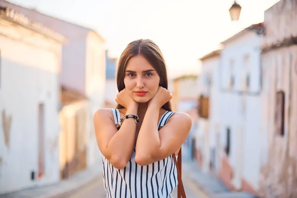 Portrait de mode de jeune femme élégante marchant dans les rues étroites . — Photo