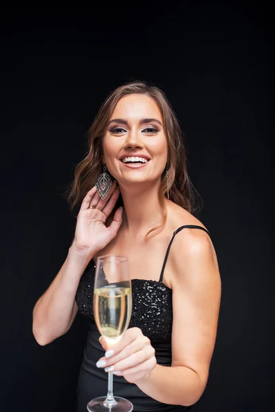 Young happy woman in elegant dress with glass of champagne at pa — Stock Photo, Image