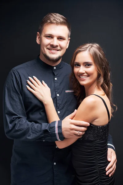 Portrét mladého páru v elegantním večerním oblečení izolované na — Stock fotografie