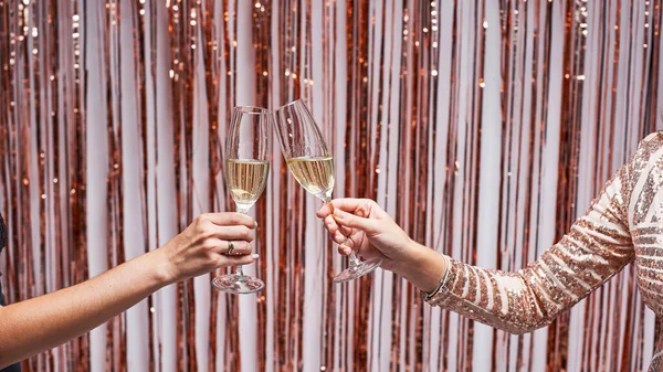 Primer plano de dos manos femeninas tintineo copas de champán . — Foto de Stock