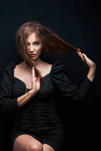 Όμορφες Γυναίκες Σκούρο Φόρεμα Ποζάρουν Σκούρο Φόντο Όμορφα Καστανά Μαλλιά — Φωτογραφία Αρχείου