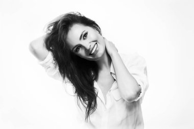 Güzel, gülümseyen bir kadının siyah beyaz portresi.,