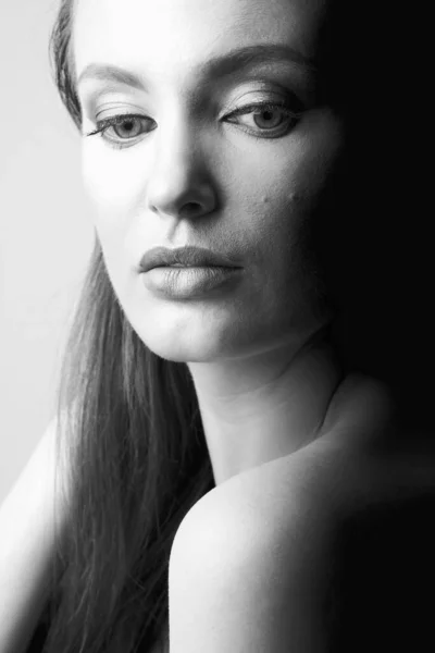 Φωτεινό Ασπρόμαυρο Κοντινό Πορτραίτο Μιας Όμορφης Γυναίκας Λευκό Φόντο — Φωτογραφία Αρχείου