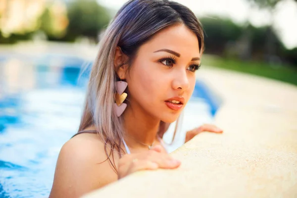 Bellissimo Ritratto Una Bionda Coreana Piscina Costume Bagno Leggero Uno — Foto Stock