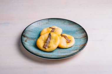 Taze pişmiş mini pizza, tavuk ve soğanlı. Sebzeli geleneksel İspanyol hamur işi..