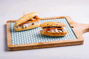 Pastırmalı tapas, mayonezli salata ve mini baget..