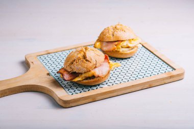 Hamburger mini kaydırıcıları. Geleneksel klasik İspanyol restoranı veya bar menüsü. Domuz pastırması ve omlet.