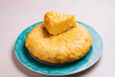 tipik İspanyol tortilla omleti ve patates tabağı.