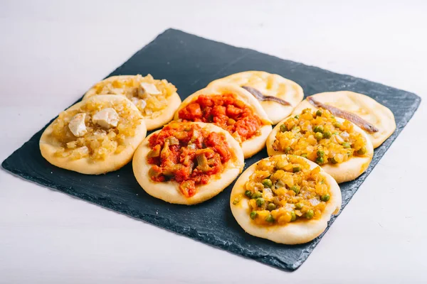 Vista Superior Muchas Mini Pizzas Recién Horneadas Ocas Pastelería Tradicional — Foto de Stock