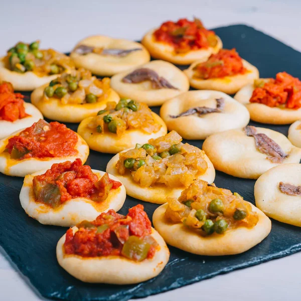 Muchas Mini Pizzas Horneadas Ocas Pastelería Tradicional Española Con Verduras — Foto de Stock