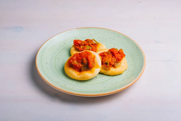 Mini Pizza Recién Horneada Oca Con Tomates Verduras Pastelería Tradicional — Foto de Stock