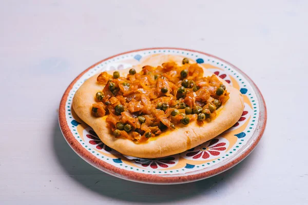 Mini Pizza Recién Horneada Con Guisantes Zanahorias Cebollas Pastelería Tradicional — Foto de Stock