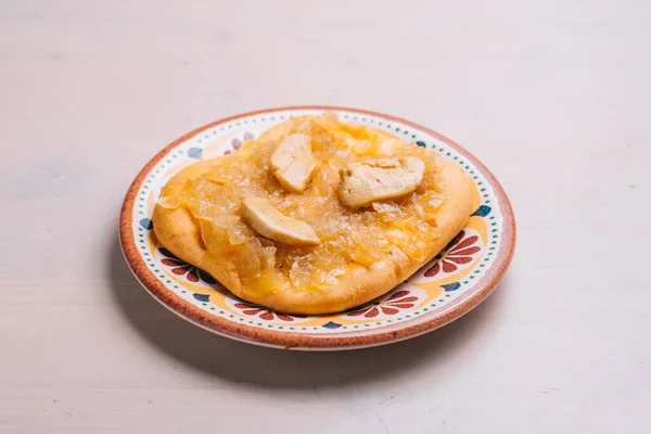 Міні Піца Смаженим Печивом Ока Куркою Цибулею Традиційне Іспанське Тісто — стокове фото