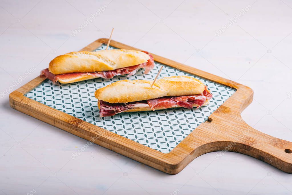 Sándwich típico de jamón serrano o ibérico. Bocadillo de jamón. Jamón