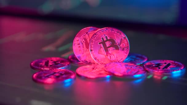 Crypto valuta Bitcoin Btc kicsit érmék diagram a piros és a kék fény a számítógép képernyőjén bitcoin bányászat fogalma — Stock videók