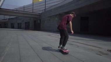 Kiev, Ukrayna - 17 Ağustos 2018: Çocuk kaykaycı atlama hile yapar boş Stadyumu taşır