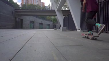 Kiev, Ukrayna - 17 Ağustos 2018: Çocuk kaykaycı atlama hile yapar boş Stadyumu taşır