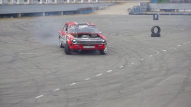 Kiev, Ukrayna - 17 Ağustos 2018: araba yarış parça aşırı dışarı yanma sürüklenen araba Fuarı