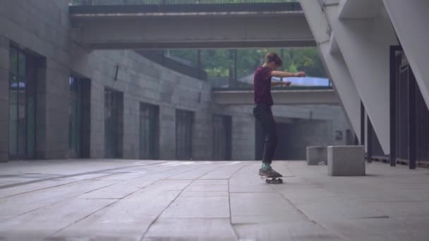 KIEV, Ukraine - Le 17 août 2018 : Le skateboarder se déplace Le saut fait des tours le long du stade vide — Video