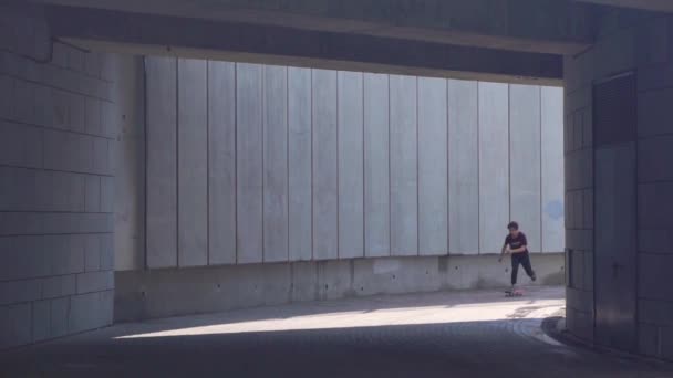 Kiev, Ukraina - 17 augusti 2018: Unga skateboardåkare kille lämnar tunneln på styrelsen — Stockvideo