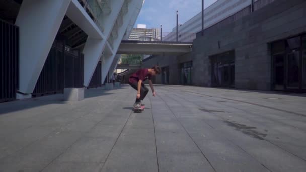 KIEV, Ucrania - 17 de agosto de 2018: Skateboarder se mueve saltando hace trucos a lo largo del estadio vacío — Vídeos de Stock