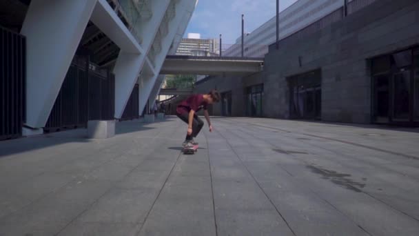 KIEV, Ucrânia - 17 de agosto de 2018: Skateboarder boy moves jumping faz truques ao longo do estádio vazio — Vídeo de Stock