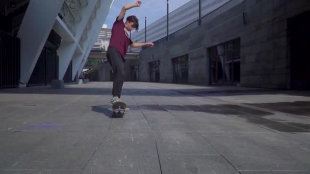 Kiew, Ukraine - 17. August 2018: Junge Skateboarder bewegt Springen macht Tricks im leeren Stadion — Stockvideo