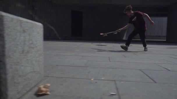 KIEV, Ukraine - Le 17 août 2018 : Des sauts de skateboarder font des tours le long du stade vide — Video