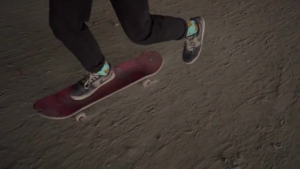 Kiev, Oekraïne - augustus 17, 2018: Skateboarder langzaam beweegt op een bord van skate vallen — Stockvideo