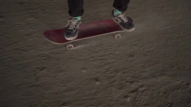 KIEV, Ucrânia - 17 de agosto de 2018: Skateboarder move-se lentamente em um tabuleiro em uma poeira girando o tabuleiro — Vídeo de Stock