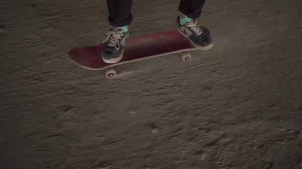 Kiev, Oekraïne - augustus 17, 2018: Skateboarder langzaam beweegt op een bord in een stof draaien van de Raad van bestuur — Stockvideo