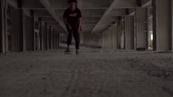 Kiev, Ukraina - 17 augusti 2018: Pojke skateboardåkare flyttar på en bräda längs mörka parkeringen — Stockvideo
