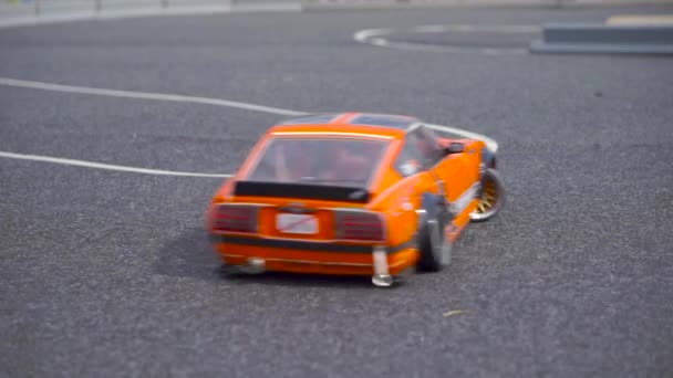 Kiew, Ukraine - 17. August 2018: Funkgesteuerte Spielzeugautos rasen auf die Strecke — Stockvideo