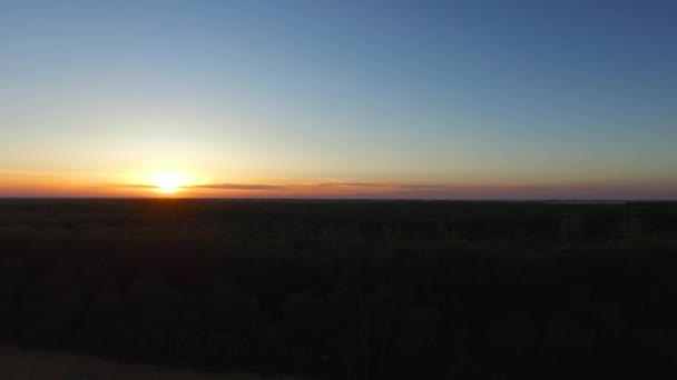 Pôr do sol paisagístico cênico na borda do litoral do mar e fundo da floresta — Vídeo de Stock