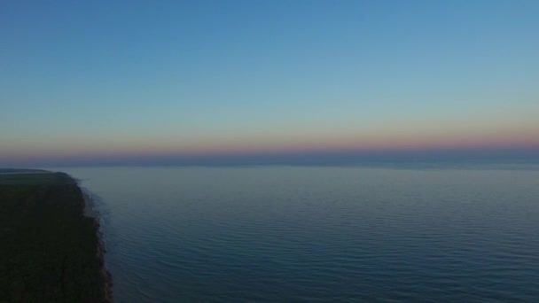 Krajina po západu slunce inspirující večer pobřeží mezi mořem a lesní pozadí — Stock video