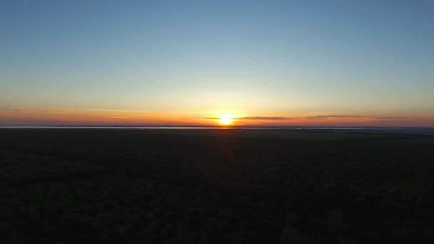 Paysage coucher de soleil sur la forêt loin à l'horizon peut être vu la mer — Video