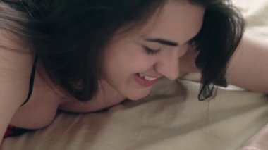 Güzel esmer kız iç çamaşırı yatak ve online sohbet sohbet yatıyor
