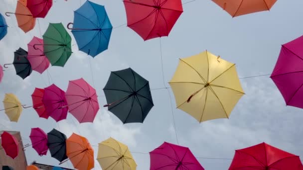 Bunte Regenschirme Hintergrund in städtischen, Regenschirme in den Himmel, Straßendekoration — Stockvideo