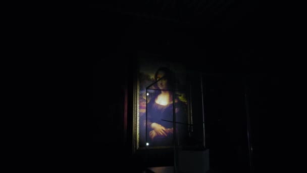 Mona Lisa beroemde werk Leonardos Da Vinci oplicht met zaklamp stelen alsof een dief wil proberen kunst pronkstuk van het museum — Stockvideo