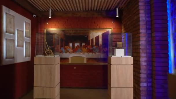 レオナルド ・ ダ ・ ヴィンチの発明モデルと最後の晩餐の画像再現弟子たちと共にキリストの最後の食事の場面を描写する記念碑的な絵画 — ストック動画
