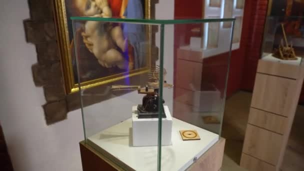 플 라 잉 머신 결승전 골동품 모델 유리 큐브에 레오나르도 다빈치에 의해 설계 된 — 비디오