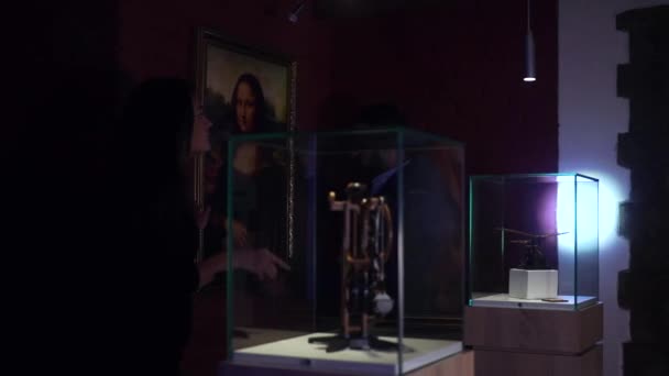 Młody mężczyzna i kobieta z latarkami próbuje zrobić Muzeum rozbój i kradzież Mona Lisa z kolekcji galerii — Wideo stockowe