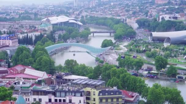 Tbilisi vista paesaggio urbano del centro con Rike Park fiume Kura, Ponte della Pace, Città Vecchia famosi punti di riferimento. Georgia — Video Stock